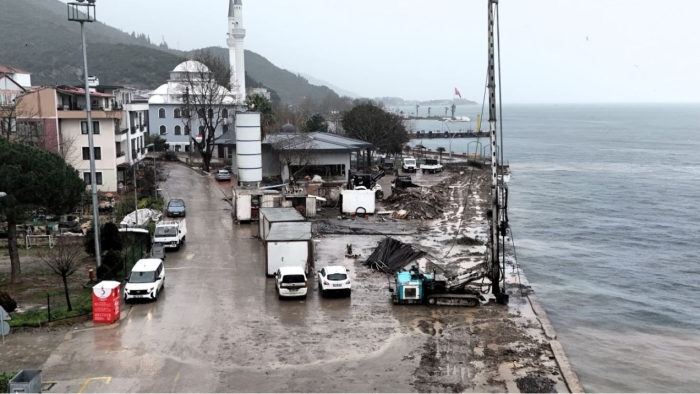 Büyükşehir’den Ulaşlı sahiline dalga kırıcı set